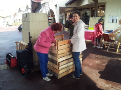 Isabelle et Elena préparent le composteur de démonstration <a style='color: #fff;' href='/uploaded/photo/-518f550f138ac.jpg'>(Télécharger)</a>