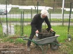 Astuce : utiliser une caisse en plastique comme tamis ! <a style='color: #fff;' href='/uploaded/photo/atelier-s-initier-au-compost-5ac8d48c9b379.jpg'>(Télécharger)</a>