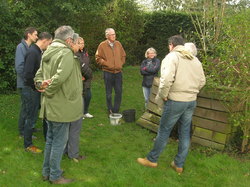 Devant les composteurs de la résidence <a style='color: #fff;' href='/uploaded/photo/atelier-s-initier-au-compost-5ac8d48ea81bf.jpg'>(Télécharger)</a>