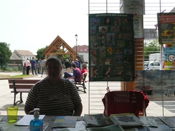 en arrière plan du théâtre (Molière) en plein air <a style='color: #fff;' href='/uploaded/photo/feucherolles-marche-de-la-plaine-51b374e795f25.jpg'>(Télécharger)</a>