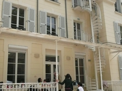 Bâtiment principal de l'école <a style='color: #fff;' href='/uploaded/photo/les-potes-ages-de-maisons-laffitte-51ca8a5a1c86e.jpg'>(Télécharger)</a>